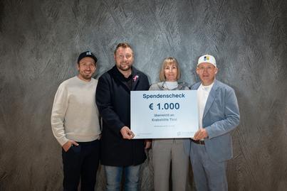 Die Unternehmer-Familie Ehrhart um Johannes, Elisabeth und Alexander (v.l.) mit dem Geschäftsführer der Krebshilfe Tirol Florian Klotz (2.v.l.) bei der Scheckübergabe. (Bild: CASABLANCA hotelsoftware)