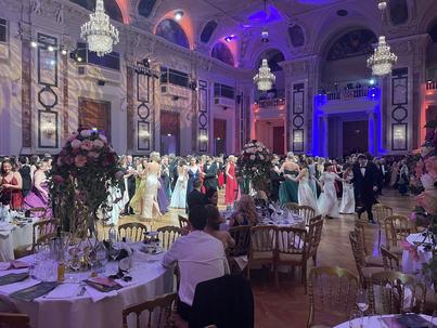 Ansicht von Festsaal der Hofburg mit prächtig gedeckten Tischen und schönen Lustern