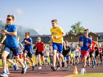 Sch&uuml;lerinnen und Sch&uuml;ler laufen f&uuml;r den guten Zweck