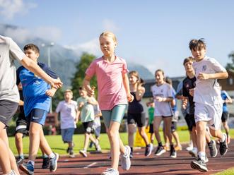 Sch&uuml;lerinnen und Sch&uuml;ler laufen f&uuml;r den guten Zweck