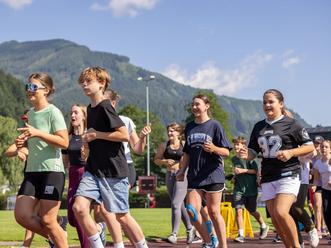 Sch&uuml;lerinnen und Sch&uuml;ler laufen f&uuml;r den guten Zweck