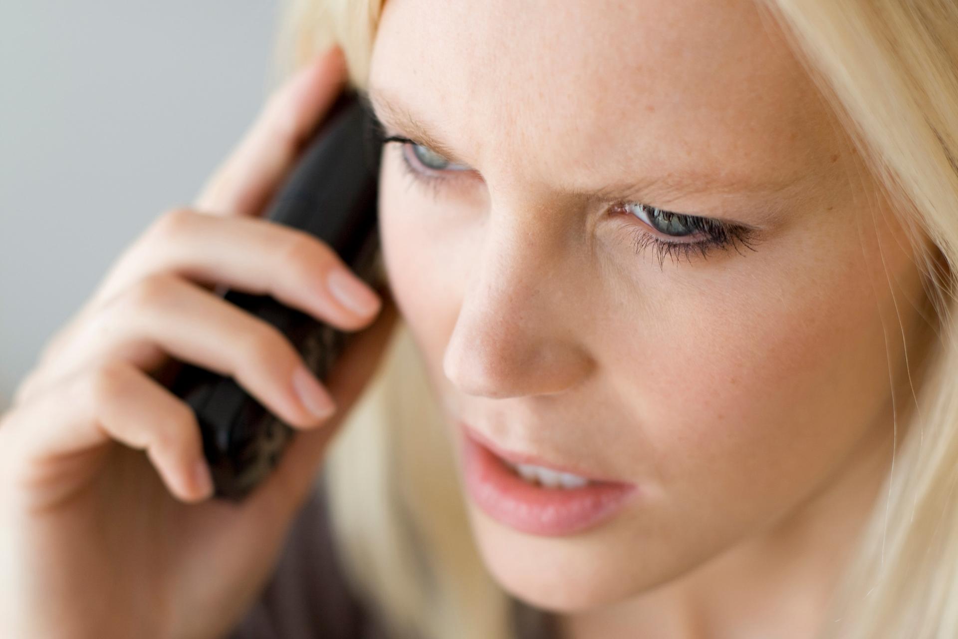 Telefonische Beratung Frau mit Telefon