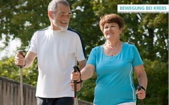 Ein Mann und eine Frau, mit Wanderst&ouml;cken, die in der Natur wandern sind