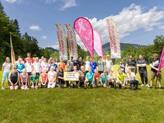 Sch&uuml;lerinnen und Sch&uuml;ler &uuml;bergeben Scheck an Krebshilfe Salzburg