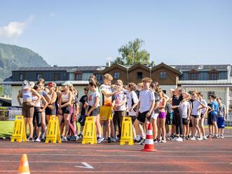 Sch&uuml;lerinnen und Sch&uuml;ler laufen f&uuml;r den guten Zweck