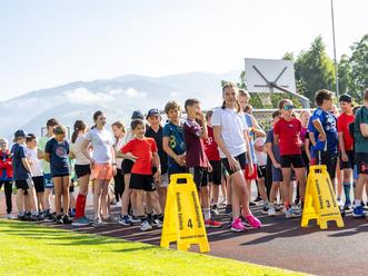 Sch&uuml;lerinnen und Sch&uuml;ler laufen f&uuml;r den guten Zweck
