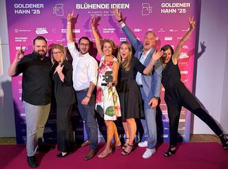 Das Team der clicksgefühle und Martina Löwe freuen sich über den Goldenen Hahn