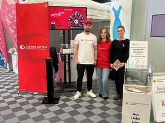 Krebshilfe Casino Charity Infostand mit Mitarbeiter:innen