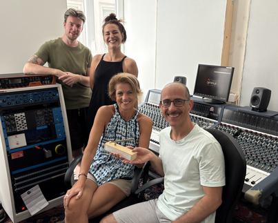Das Produktionsteam freut sich über das Goldene Skalpell