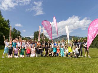 Sch&uuml;lerinnen und Sch&uuml;ler jubeln nach Charitylauf
